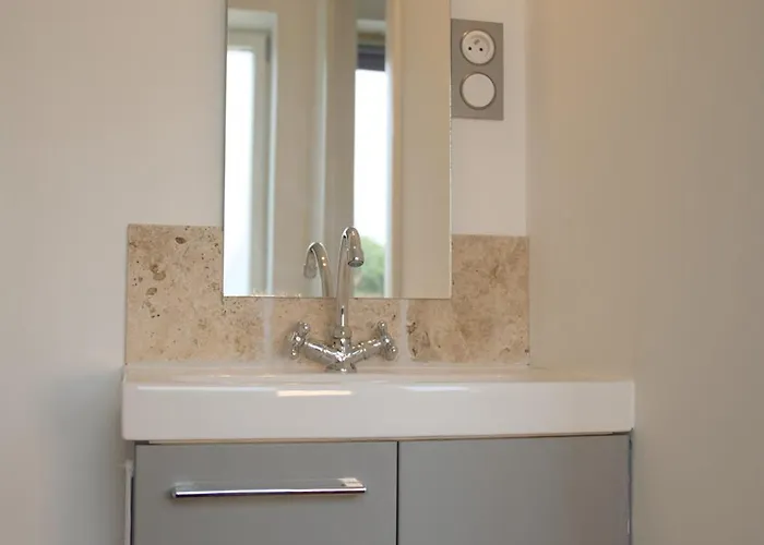 - Chateau Le Noble Saint-Germain-du-Puch